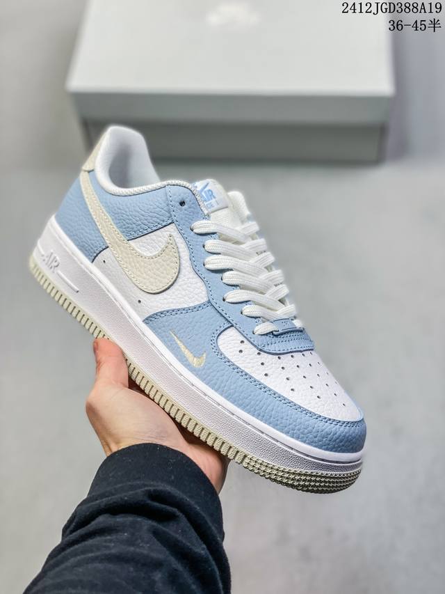 真标带半码 耐克nike Air Force 1 Mid 07 空军一号低帮百搭休闲运动板鞋。柔软、弹性十足的缓震性能和出色的中底设计，横跨复古与现代的外型结合