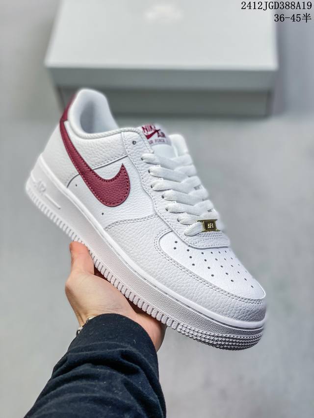 真标带半码 耐克nike Air Force 1 Mid 07 空军一号低帮百搭休闲运动板鞋。柔软、弹性十足的缓震性能和出色的中底设计，横跨复古与现代的外型结合