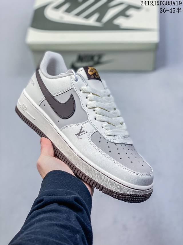 真标带半码 耐克nike Air Force 1 Mid 07 空军一号低帮百搭休闲运动板鞋。柔软、弹性十足的缓震性能和出色的中底设计，横跨复古与现代的外型结合