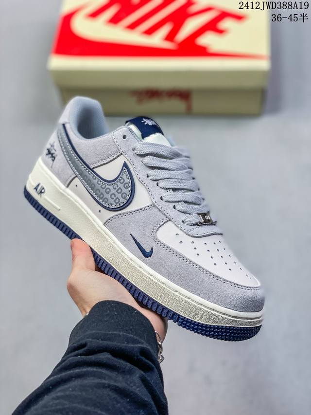 真标带半码 耐克nike Air Force 1 Mid 07 空军一号低帮百搭休闲运动板鞋。柔软、弹性十足的缓震性能和出色的中底设计，横跨复古与现代的外型结合