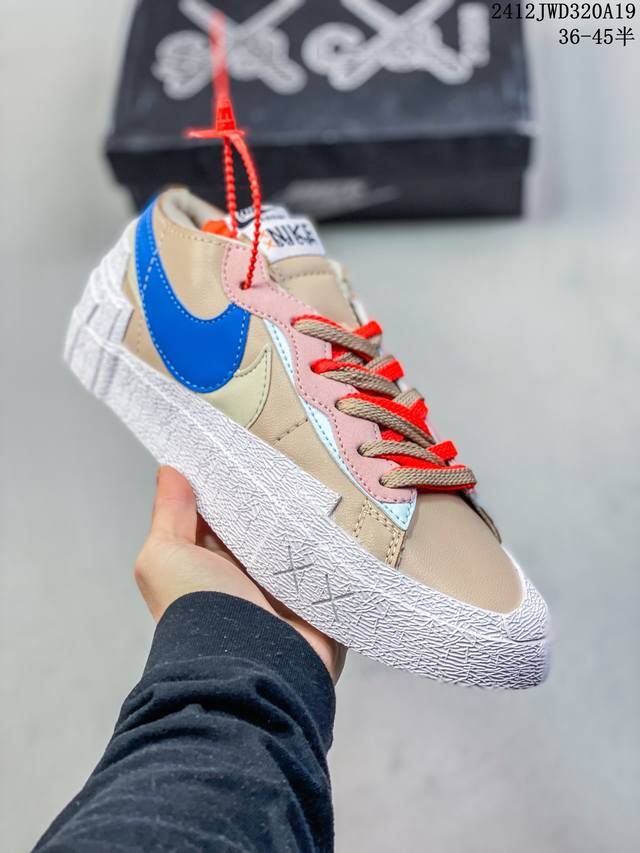 耐克sacai X Nike Blazer Low 重叠设计前卫开拓者低帮百搭板鞋 Sacai X Nike 全新双配色blazer Low 即将登场，有着双色