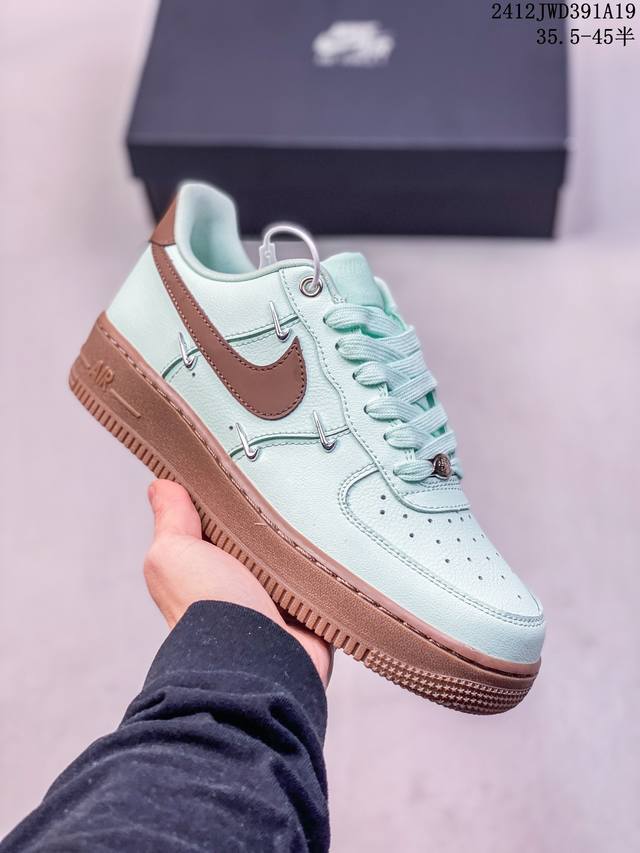 Nike Af1 耐克空军一号 Fa1系列透气孔设计 提供出众透气表现 泡棉鞋底搭载内嵌式 Air 缓震系统 无痕橡胶外底具备出色抓地力与耐穿性 鞋口衬垫技术