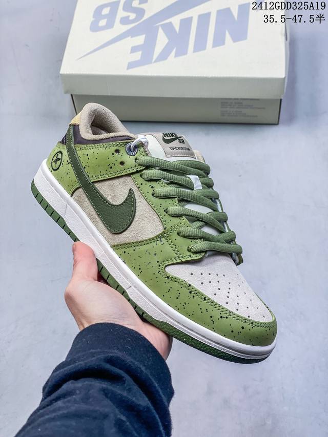 真标带半码耐克nike Sb Zoom Dunk Low 板鞋 系列经典百搭休闲运动板鞋 鞋舌的填充，使舒适性大大提升，同时也更方便穿脱中底部分则加入了脚感柔软