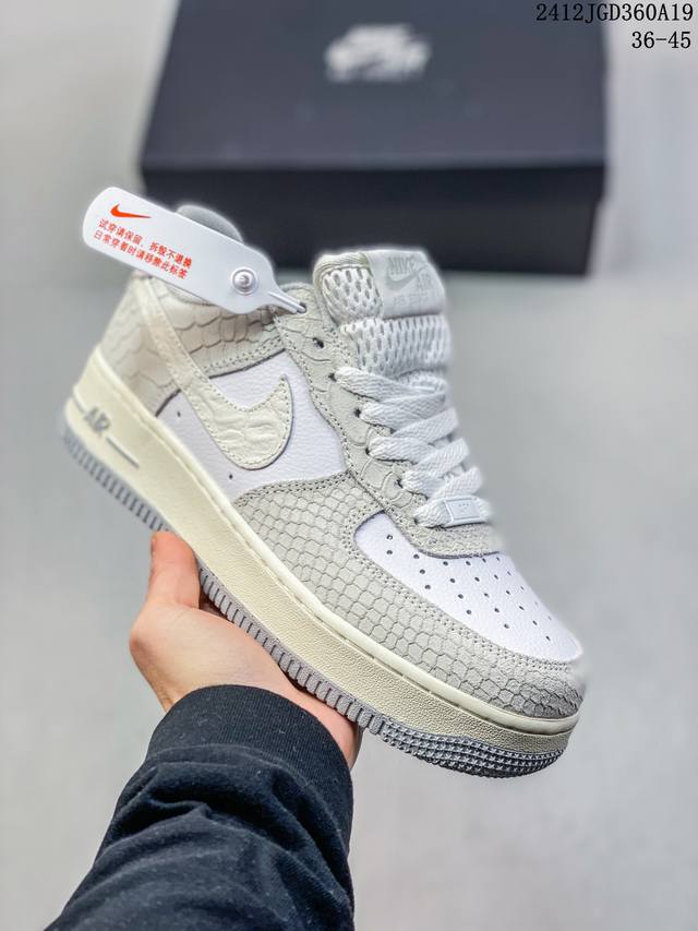 真标带半码 耐克nike Air Force 1 Mid 07 空军一号低帮百搭休闲运动板鞋。柔软、弹性十足的缓震性能和出色的中底设计，横跨复古与现代的外型结合