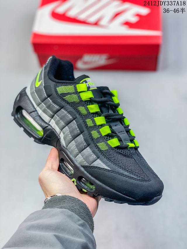 Nike 耐克 Air Max 95 潮流百搭 气垫缓震慢跑鞋 休闲防滑运动鞋！Nike耐克跑步鞋经典透气舒适运动鞋休闲鞋。为了迎接今年的世界地球日，Nike