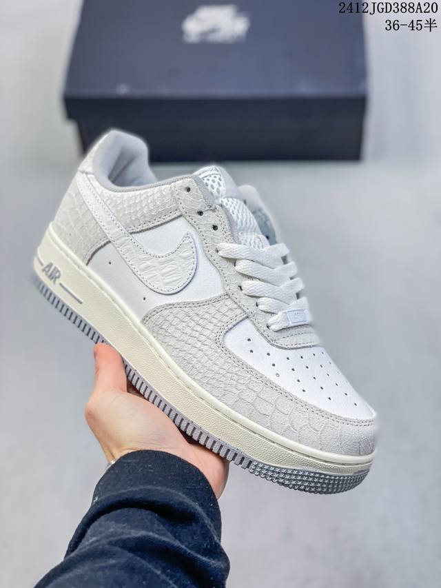 真标带半码 耐克nike Air Force 1 Mid 07 空军一号低帮百搭休闲运动板鞋。柔软、弹性十足的缓震性能和出色的中底设计，横跨复古与现代的外型结合