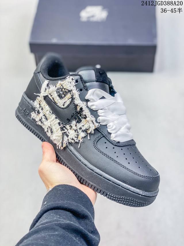 真标带半码 耐克nike Air Force 1 Mid 07 空军一号低帮百搭休闲运动板鞋。柔软、弹性十足的缓震性能和出色的中底设计，横跨复古与现代的外型结合