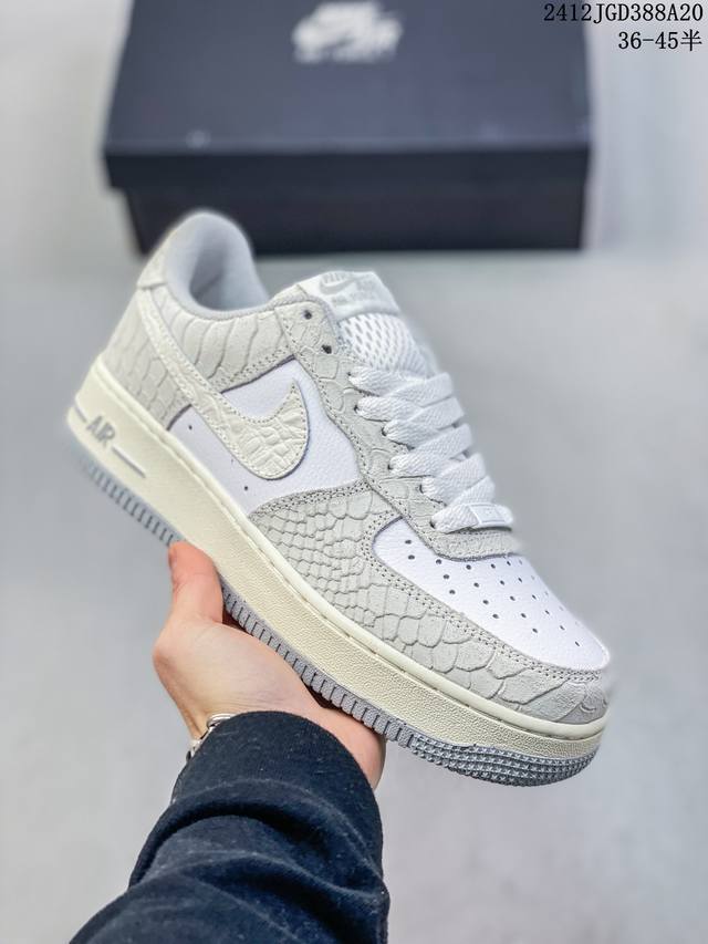 真标带半码 耐克nike Air Force 1 Mid 07 空军一号低帮百搭休闲运动板鞋。柔软、弹性十足的缓震性能和出色的中底设计，横跨复古与现代的外型结合