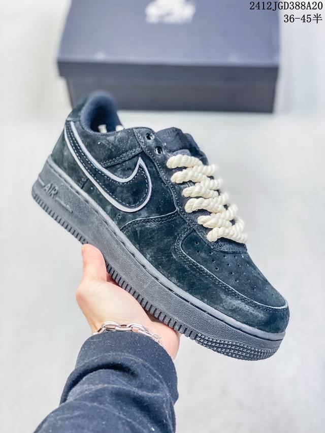 真标带半码 耐克nike Air Force 1 Mid 07 空军一号低帮百搭休闲运动板鞋。柔软、弹性十足的缓震性能和出色的中底设计，横跨复古与现代的外型结合