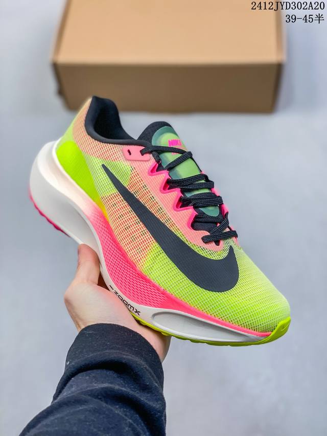 公司级air Zoom Fly 5 超轻跑步鞋织物减震轻盈跑步鞋 公司级 该鞋款专为训练和竞速而生 助力疾速畅跑采用柔软的泡绵缓震配置 结合不易磨损橡胶官方货号