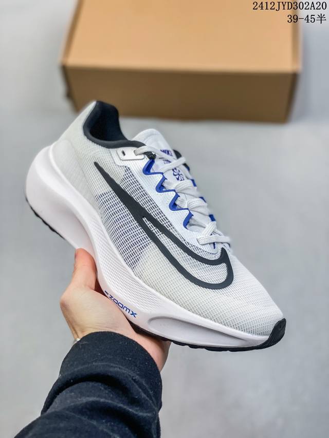 公司级air Zoom Fly 5 超轻跑步鞋织物减震轻盈跑步鞋 公司级 该鞋款专为训练和竞速而生 助力疾速畅跑采用柔软的泡绵缓震配置 结合不易磨损橡胶官方货号