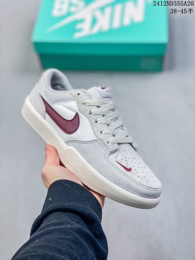 真标耐克nike Sb Force 58低帮休闲板鞋 是一款将前沿创新带入街头的单品，它具有硫化杯底，具有出色的耐用性和灵活性。使用帆布和绒面革，在饰面上放置通