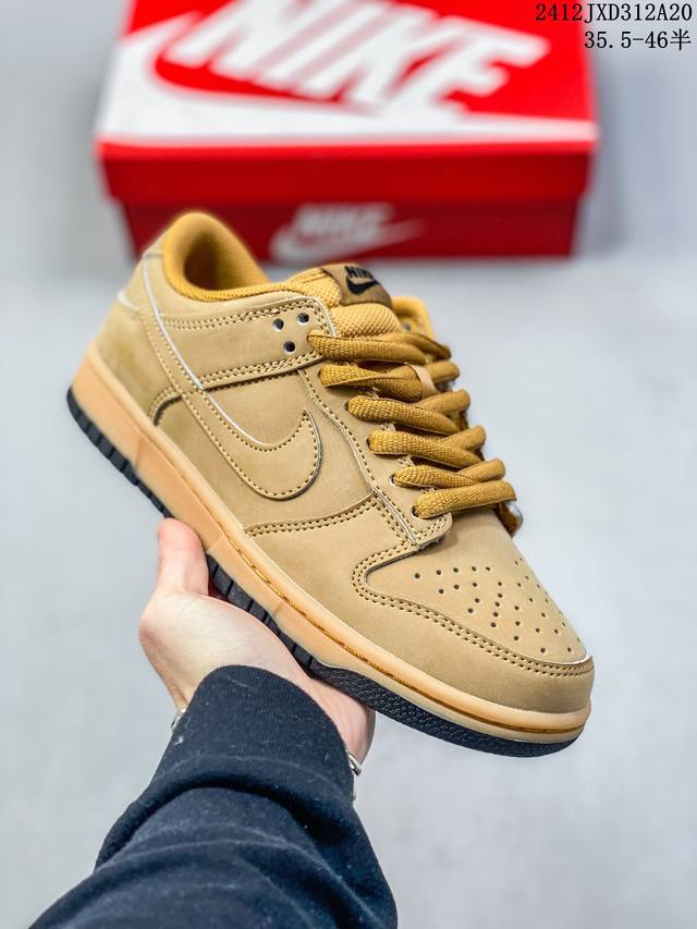 真标带半码耐克nike Sb Zoom Dunk Low 板鞋 系列经典百搭休闲运动板鞋 鞋舌的填充，使舒适性大大提升，同时也更方便穿脱中底部分则加入了脚感柔软