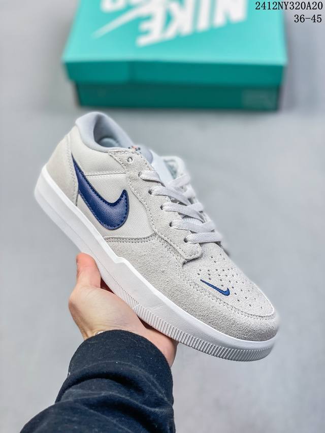 真标耐克nike Sb Force 58低帮休闲板鞋 是一款将前沿创新带入街头的单品，它具有硫化杯底，具有出色的耐用性和灵活性。使用帆布和绒面革，在饰面上放置通