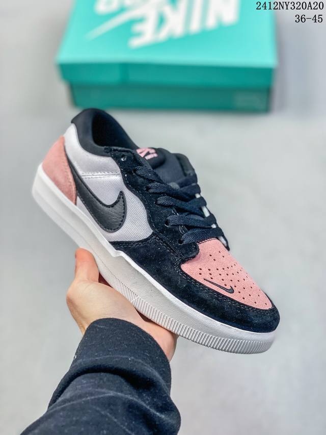 真标耐克nike Sb Force 58低帮休闲板鞋 是一款将前沿创新带入街头的单品，它具有硫化杯底，具有出色的耐用性和灵活性。使用帆布和绒面革，在饰面上放置通