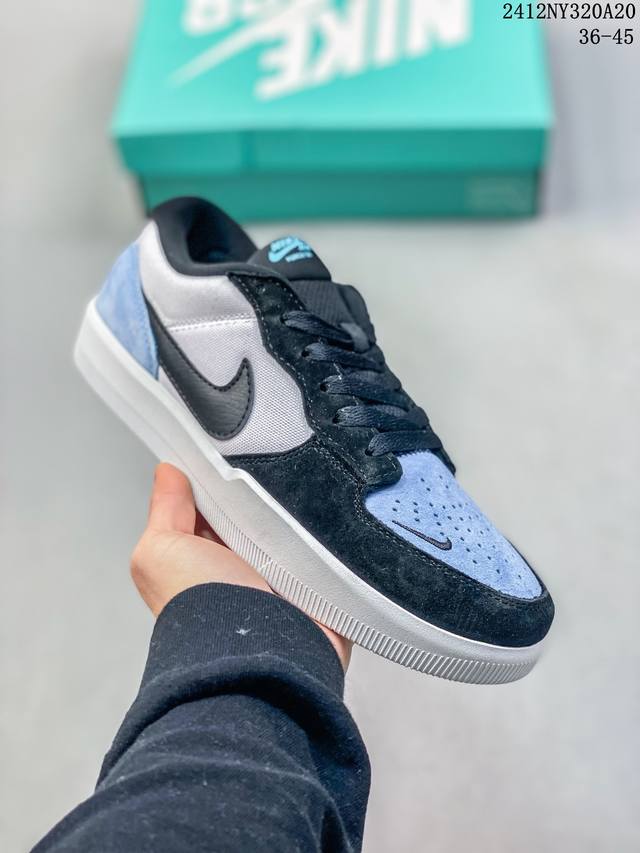 真标耐克nike Sb Force 58低帮休闲板鞋 是一款将前沿创新带入街头的单品，它具有硫化杯底，具有出色的耐用性和灵活性。使用帆布和绒面革，在饰面上放置通