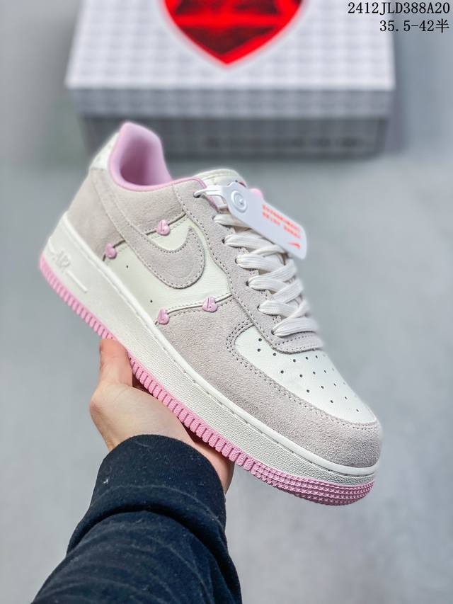 真标带半码 耐克nike Air Force 1 Mid 07 空军一号低帮百搭休闲运动板鞋。柔软、弹性十足的缓震性能和出色的中底设计，横跨复古与现代的外型结合