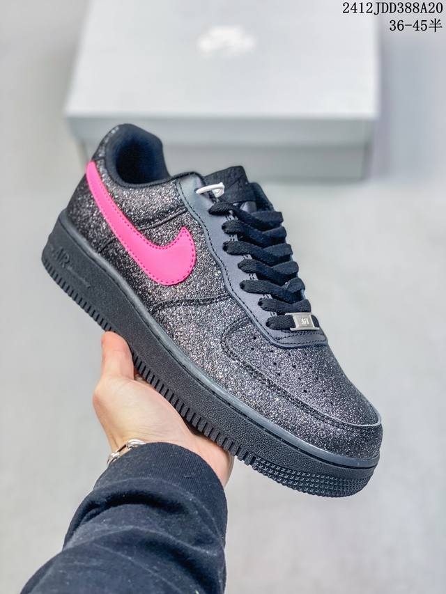 真标带半码 耐克nike Air Force 1 Mid 07 空军一号低帮百搭休闲运动板鞋。柔软、弹性十足的缓震性能和出色的中底设计，横跨复古与现代的外型结合