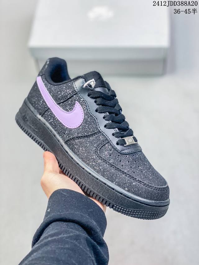 真标带半码 耐克nike Air Force 1 Mid 07 空军一号低帮百搭休闲运动板鞋。柔软、弹性十足的缓震性能和出色的中底设计，横跨复古与现代的外型结合