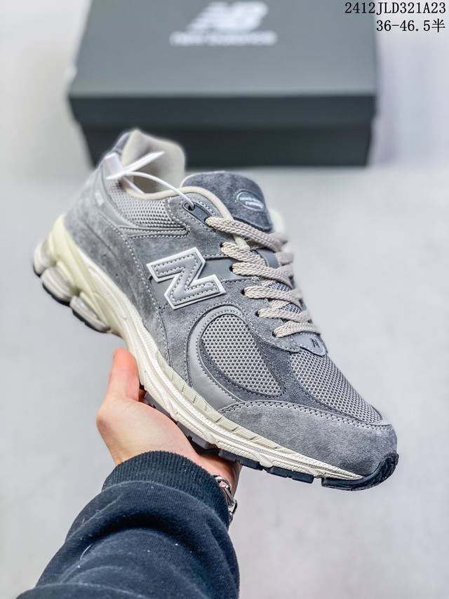 公司级new Balance 2002R 跑鞋 沿袭了面世之初的经典科技，以 Encap 中底配以升级版 N-Ergy 缓震物料。鞋面则采用特色的柔软麂皮搭以