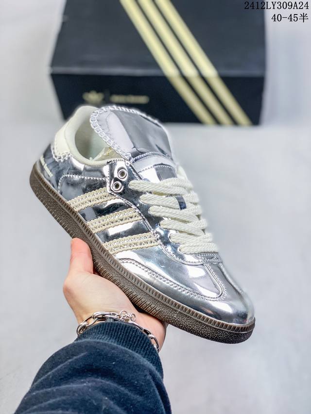 特价 Wales Bonner X Adidas Samba Pony Tonal 这款桑巴鞋展示了高质量的工艺 带有装饰的超锁缝制和无缝的手感 柔软、柔软的皮