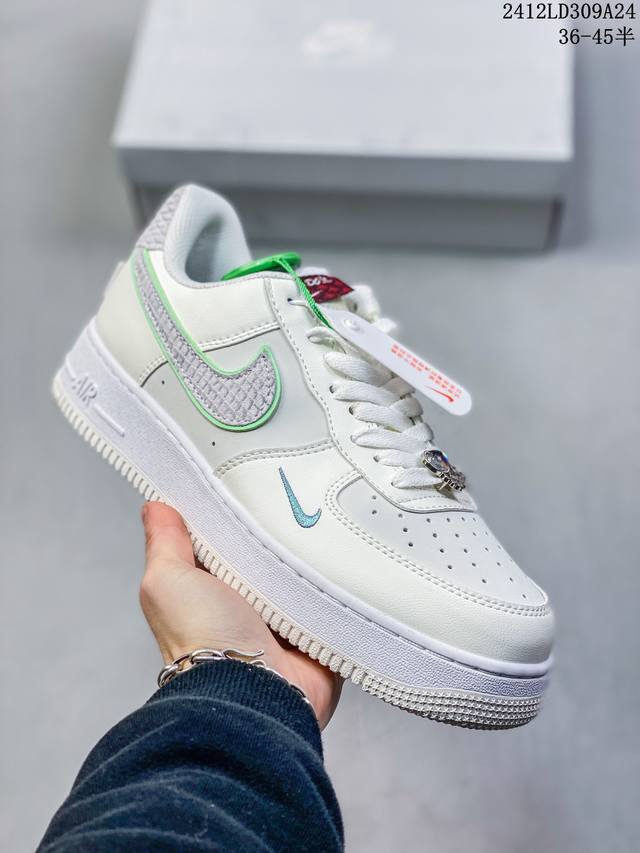 特价 耐克nike Air Force 1’07 空军一号低帮百搭休闲运动板鞋。柔软、弹性十足的缓震性能和出色的中底设计，横跨复古与现代的外型结合，造就出风靡全