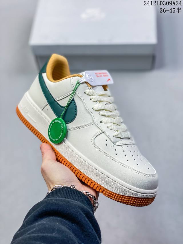 特价 耐克nike Air Force 1’07 空军一号低帮百搭休闲运动板鞋。柔软、弹性十足的缓震性能和出色的中底设计，横跨复古与现代的外型结合，造就出风靡全