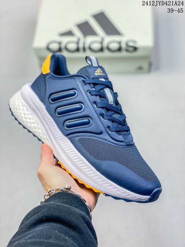 公司级阿迪adidas X_Plrphase 外底延续 Boost 系列鞋款经典的镂空设计，为了加强中底抗扭刚性，Adidas 在两层 Boost 之间加入 T