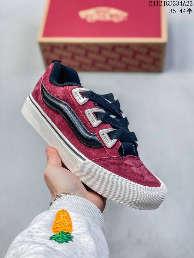 Vans Knu Skool Dr 酒红黑 “Dr新系列面包鞋，个性十足”Dr新款是对90年代经典风格的重新诠释，Vans将现在的knu Skool的“宽大”特