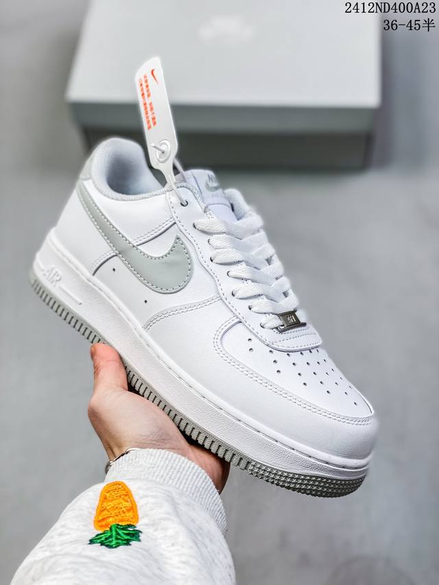 公司级耐克nike Air Force 1’07 空军一号低帮百搭休闲运动板鞋。柔软、弹性十足的缓震性能和出色的中底设计，横跨复古与现代的外型结合，造就出风靡全