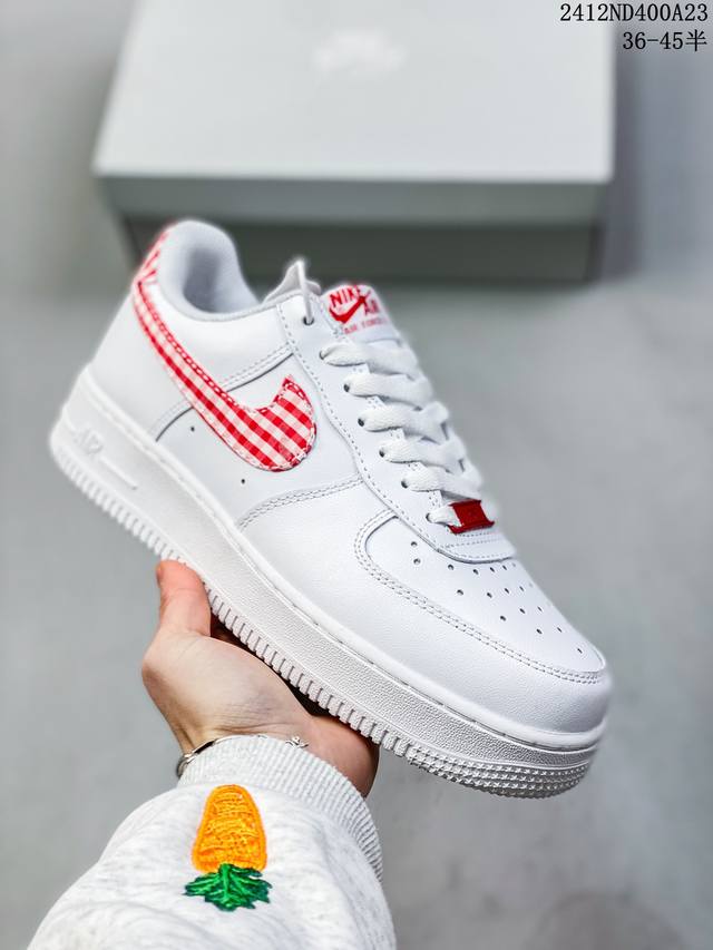 公司级耐克nike Air Force 1’07 空军一号低帮百搭休闲运动板鞋。柔软、弹性十足的缓震性能和出色的中底设计，横跨复古与现代的外型结合，造就出风靡全