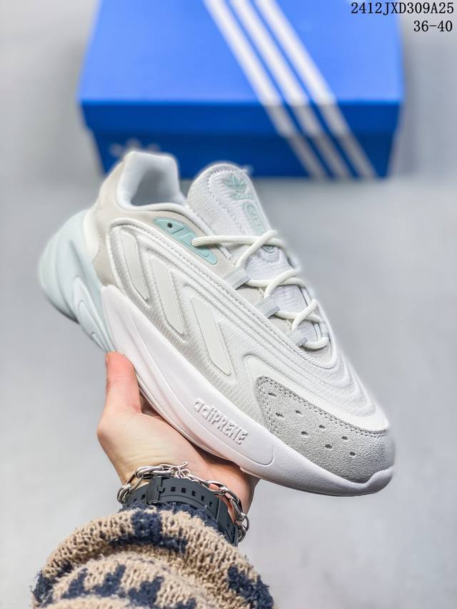 阿迪达斯adidas 三次人生 Ozelia系列 鞋舌印有 “三叶草” Logo 和 “Ozelia” 字体，彰显鞋款身份。中底搭载 Adidas Adipre