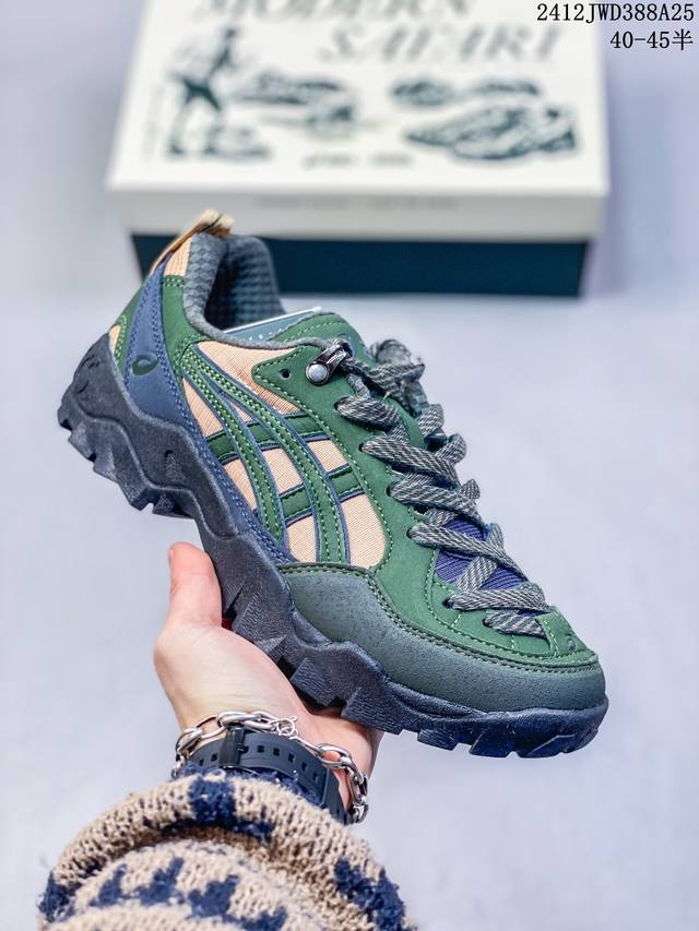 Asics Gel-Pickax亚瑟士经典跑鞋 如今机能风和户外风吹得正劲，便是主打“Urban Outdoor机能越野风格”，城市和户外场景都能轻松应对。关键