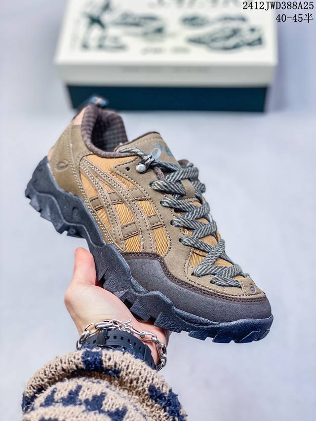 Asics Gel-Pickax亚瑟士经典跑鞋 如今机能风和户外风吹得正劲，便是主打“Urban Outdoor机能越野风格”，城市和户外场景都能轻松应对。关键