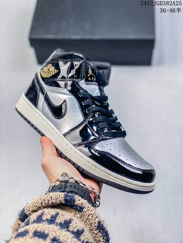 耐克 Nike Air Jordan 1 Retro High Og 乔丹一代篮球鞋复刻运动鞋 皮面高帮板鞋的设计灵感源自运动夹克，带你重温入选球队时刻。采用经