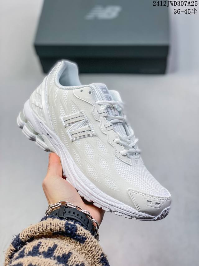 真标 新百伦 New Balance M 6系列 复古运动鞋单品宝藏老爹鞋款。作为nb最经典的档案鞋型之一，与2002一样， 6有着nb最成熟的技术加持和复古款