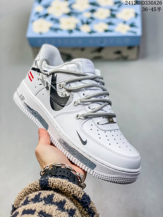 公司级带半码 耐克nike Air Force 1“07空军一号低帮百搭休闲运动板鞋。柔软、弹性十足的缓震性能和出色的中底设计，横跨复古与现代的外型结合，造就出