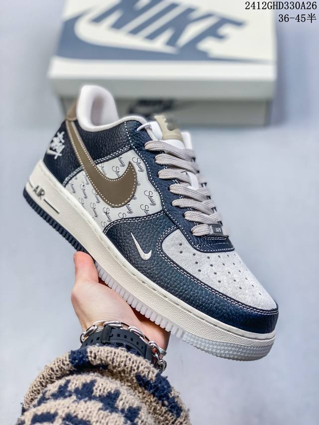 公司级带半码 耐克nike Air Force 1“07空军一号低帮百搭休闲运动板鞋。柔软、弹性十足的缓震性能和出色的中底设计，横跨复古与现代的外型结合，造就出