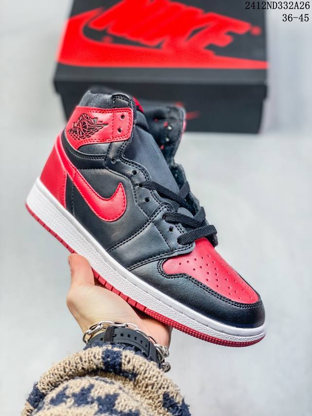 耐克 Nike Air Jordan 1 Retro High Og 乔丹一代篮球鞋复刻运动鞋 皮面高帮板鞋的设计灵感源自运动夹克，带你重温入选球队时刻。采用经