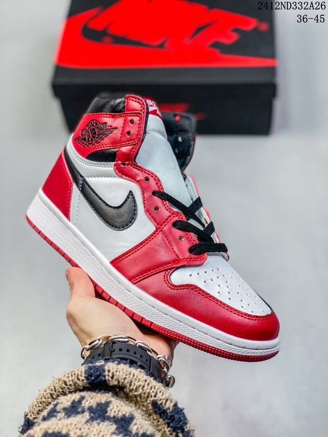 耐克 Nike Air Jordan 1 Retro High Og 乔丹一代篮球鞋复刻运动鞋 皮面高帮板鞋的设计灵感源自运动夹克，带你重温入选球队时刻。采用经