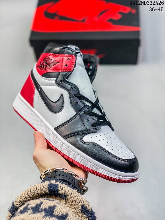 耐克 Nike Air Jordan 1 Retro High Og 乔丹一代篮球鞋复刻运动鞋 皮面高帮板鞋的设计灵感源自运动夹克，带你重温入选球队时刻。采用经