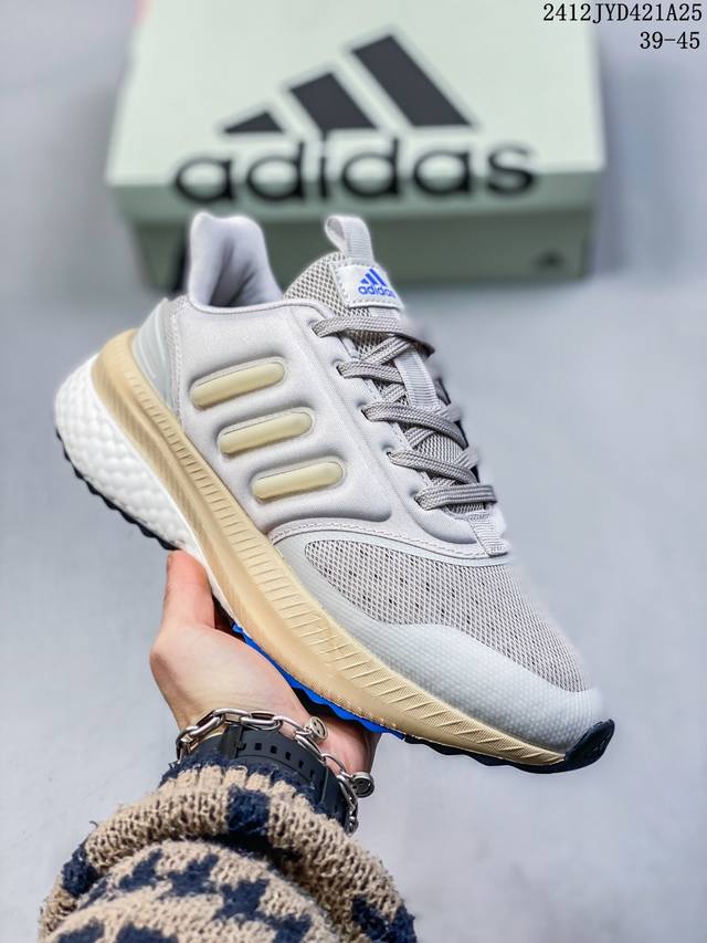 公司级阿迪adidas X_Plrphase 外底延续 Boost 系列鞋款经典的镂空设计，为了加强中底抗扭刚性，Adidas 在两层 Boost 之间加入 T