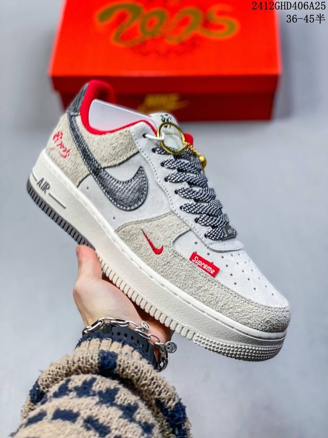 海外限量发售！公司级nike Air Force 1 '07 Low “Supreme联名--灰勾红小标”空军一号 低帮 运动鞋 休闲鞋 折边针车 工艺难度大