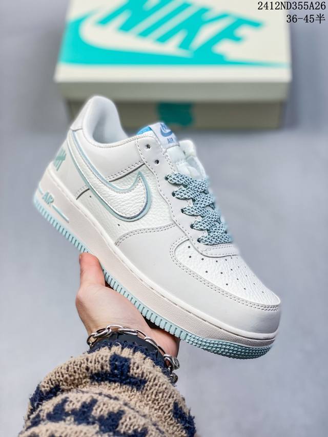 福利套现特价 耐克nike Air Force 1“07空军一号低帮百搭休闲运动板鞋。柔软、弹性十足的缓震性能和出色的中底设计，横跨复古与现代的外型结合，造就出