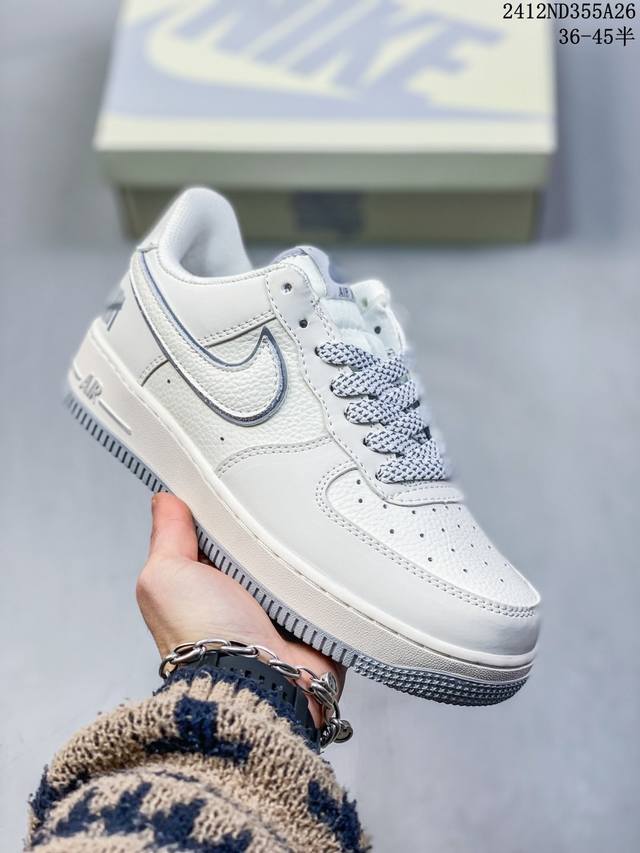 福利套现特价 耐克nike Air Force 1“07空军一号低帮百搭休闲运动板鞋。柔软、弹性十足的缓震性能和出色的中底设计，横跨复古与现代的外型结合，造就出