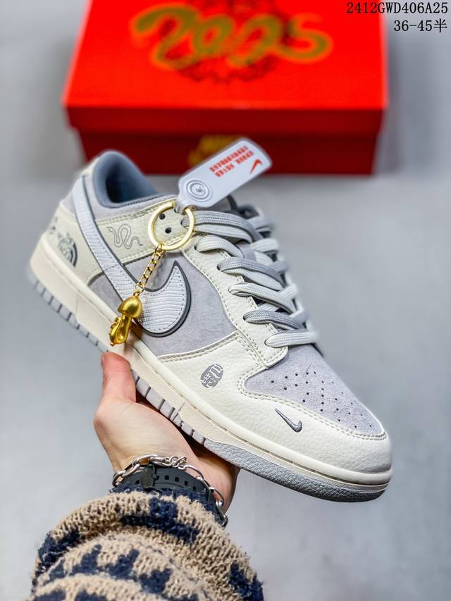 海外爆款限量发售！公司级 Nike Sb Dunk Low“ 北面联名 米灰红标” 周年高端定制 低帮休闲板鞋 定制鞋盒 大厂纯原品质出货 超高清洁度 皮料切割