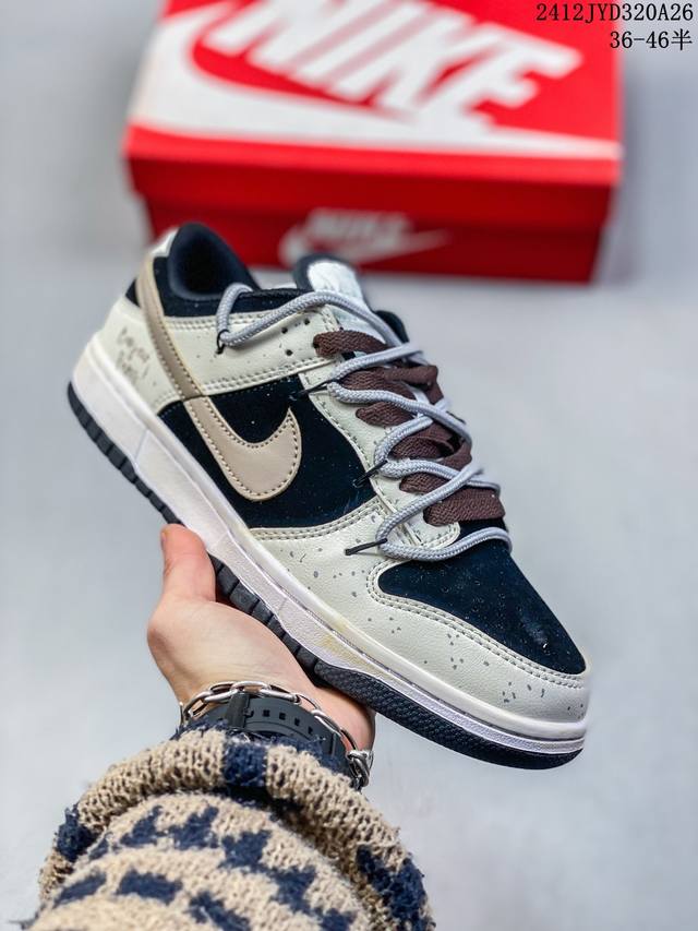 耐克 Nike Dunk Low 运动鞋复古解构绑带板鞋 双鞋带 作为 80 年代经典篮球鞋款，起初专为硬木球场打造，后来成为席卷街头的时尚标杆，现以经典细节和