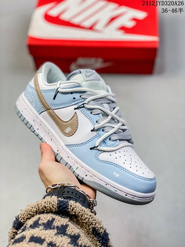 耐克 Nike Dunk Low 运动鞋复古解构绑带板鞋 双鞋带 作为 80 年代经典篮球鞋款，起初专为硬木球场打造，后来成为席卷街头的时尚标杆，现以经典细节和