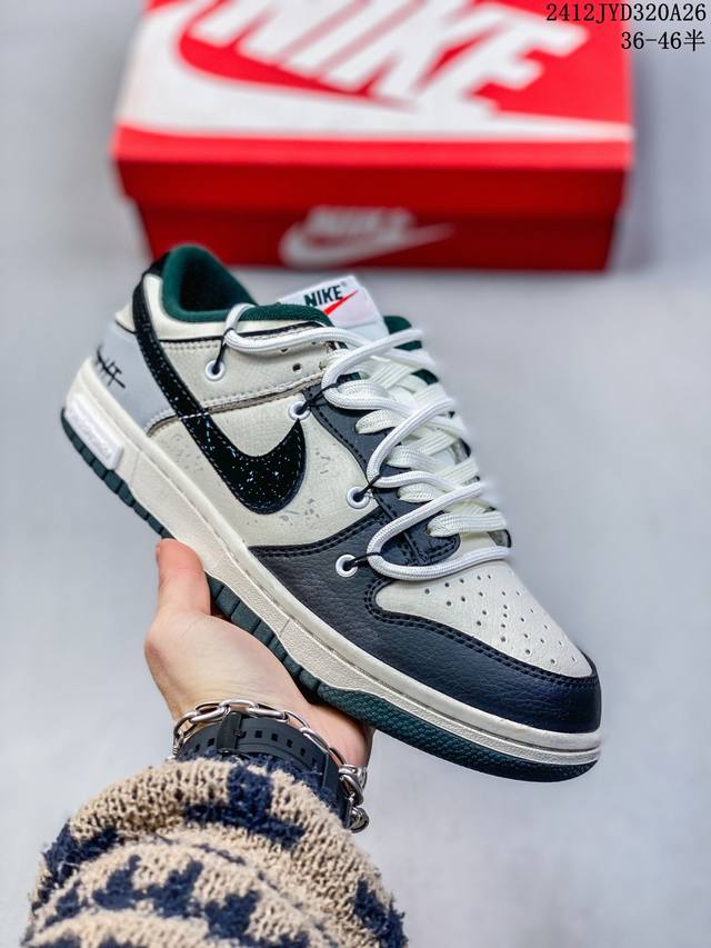 耐克 Nike Dunk Low 运动鞋复古解构绑带板鞋 双鞋带 作为 80 年代经典篮球鞋款，起初专为硬木球场打造，后来成为席卷街头的时尚标杆，现以经典细节和