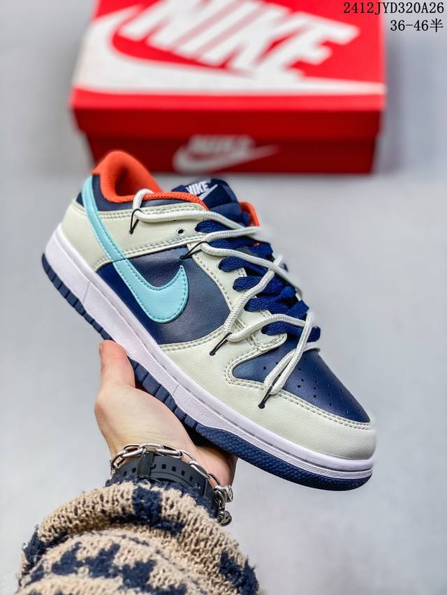 耐克 Nike Dunk Low 运动鞋复古解构绑带板鞋 双鞋带 作为 80 年代经典篮球鞋款，起初专为硬木球场打造，后来成为席卷街头的时尚标杆，现以经典细节和